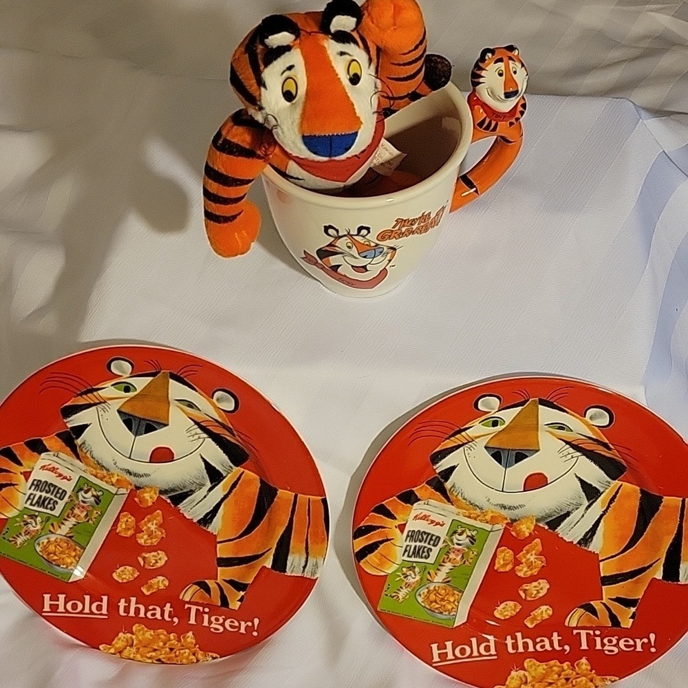 2006 Tony the Tiger "Hold that Tiger!" Plates, 8" 1997 Tiger & 2001 Mug